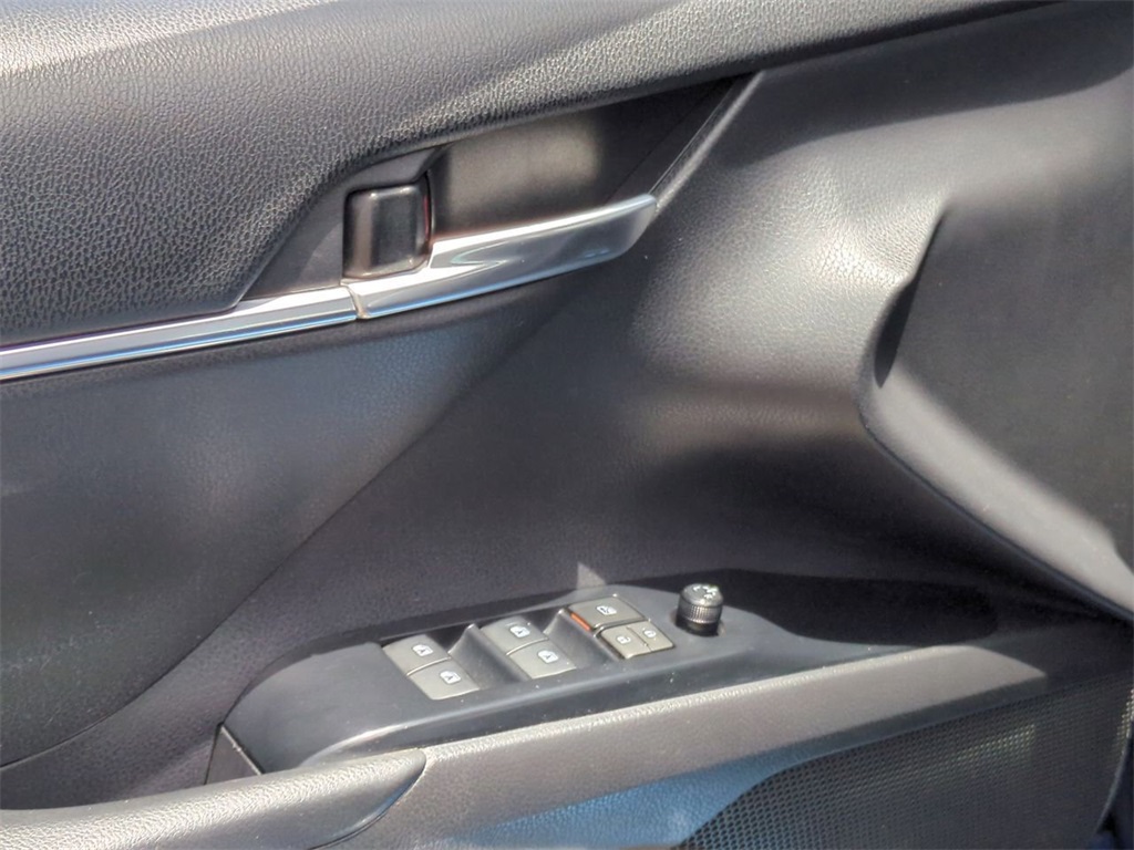 Vehicle image 27 of 33