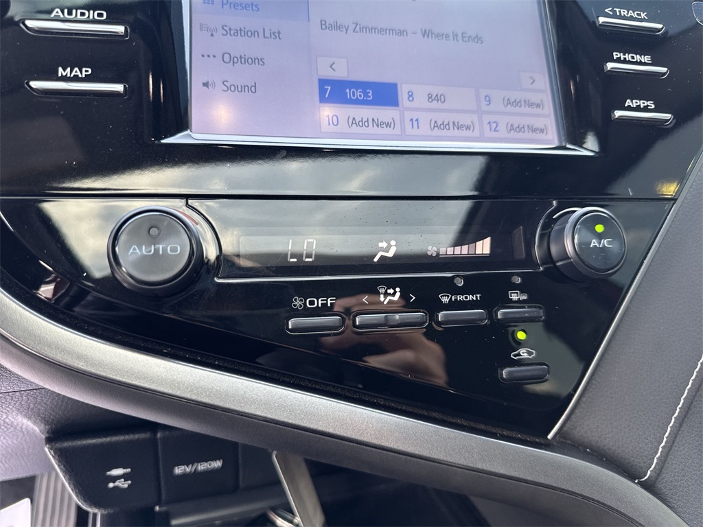 Vehicle image 22 of 26