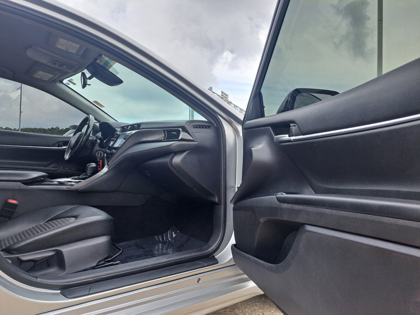 Vehicle image 23 of 30