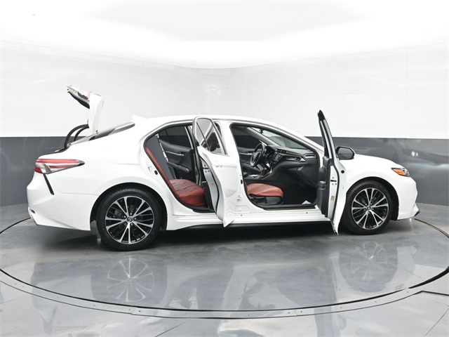 Vehicle image 21 of 50