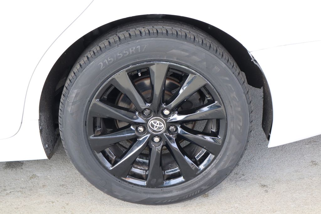 Vehicle image 33 of 36
