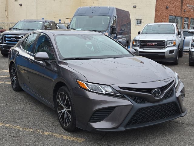 2019 Toyota Camry SE Image 3 of 14