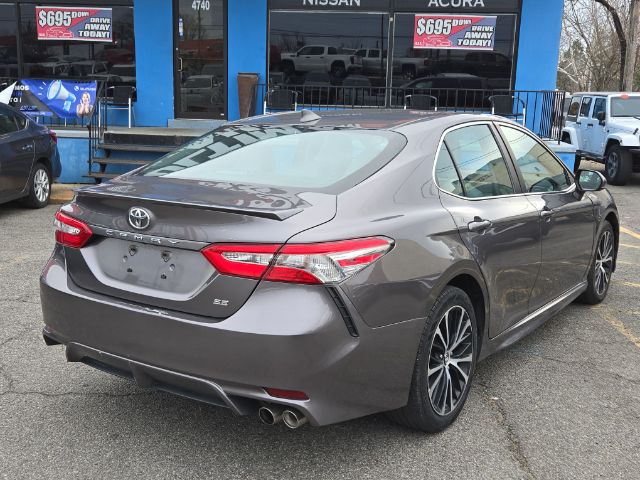2019 Toyota Camry SE Image 4 of 14