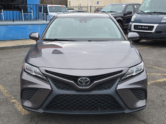2019 Toyota Camry SE Image 2 of 14