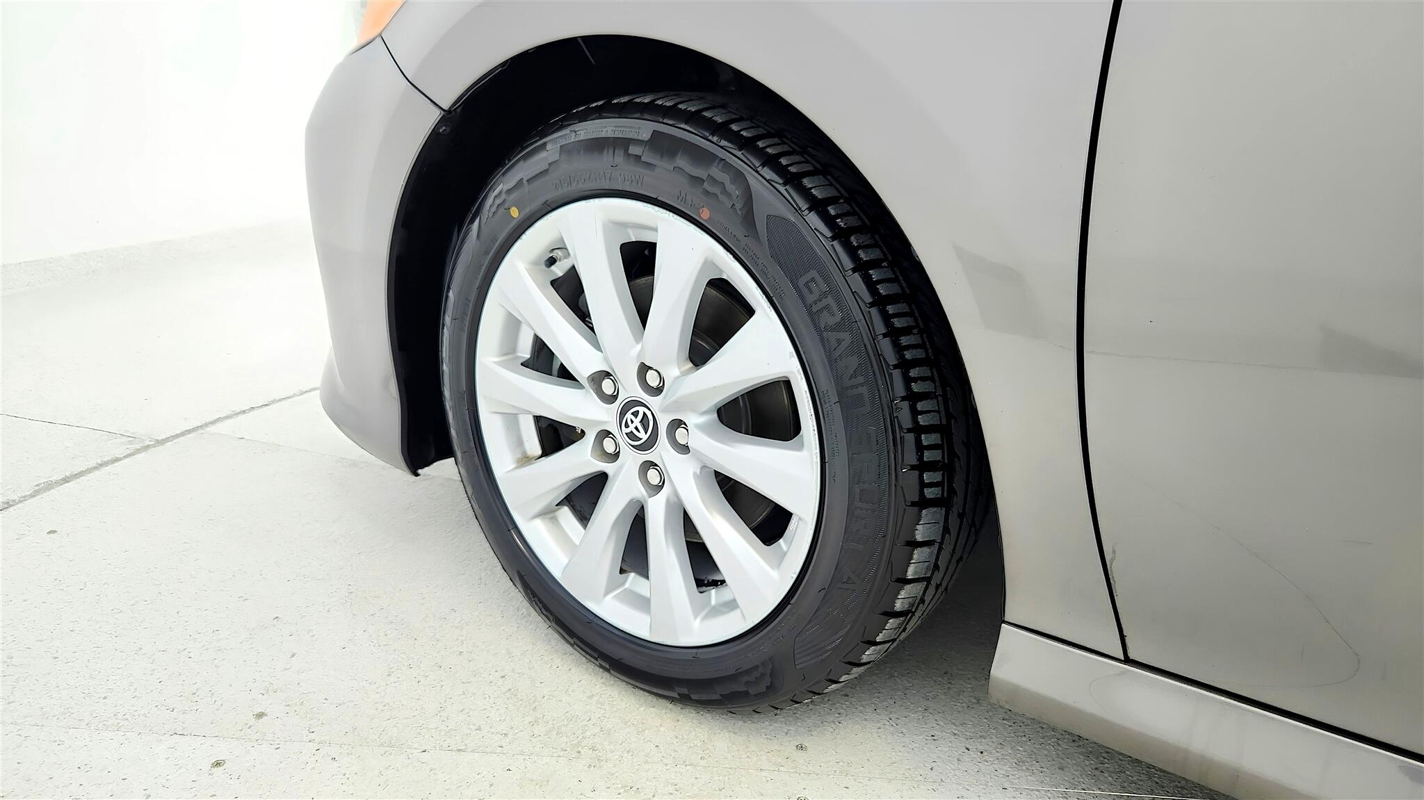 Vehicle image 21 of 59