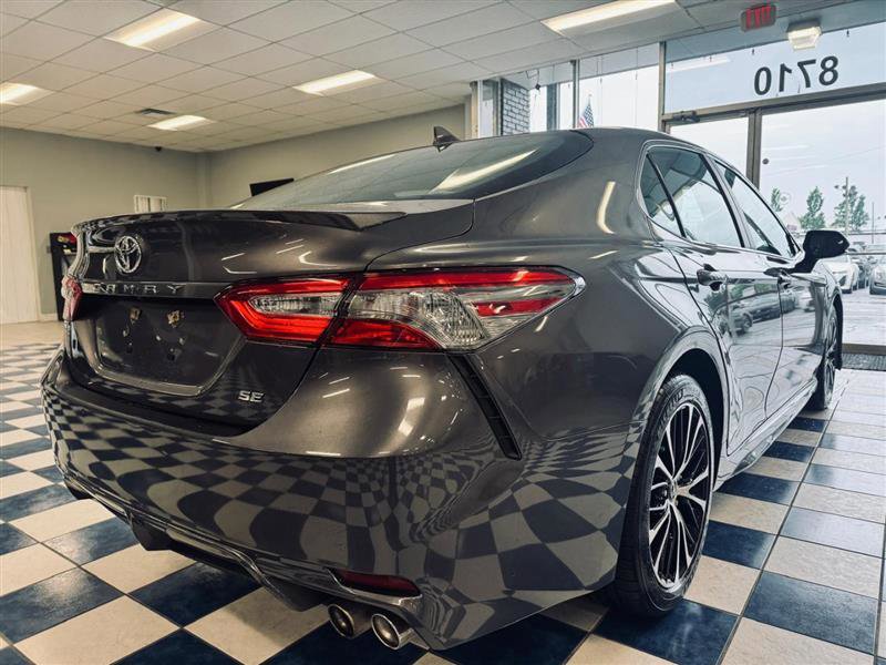 2019 Toyota Camry SE Image 2 of 30