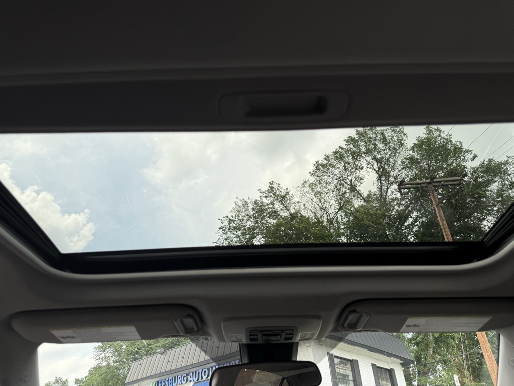 Vehicle image 21 of 31