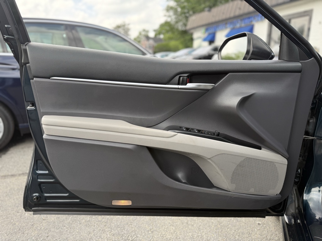 Vehicle image 9 of 31