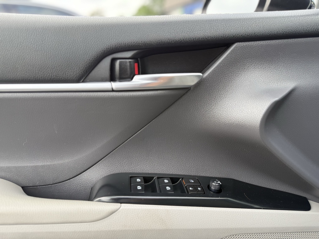 Vehicle image 10 of 31