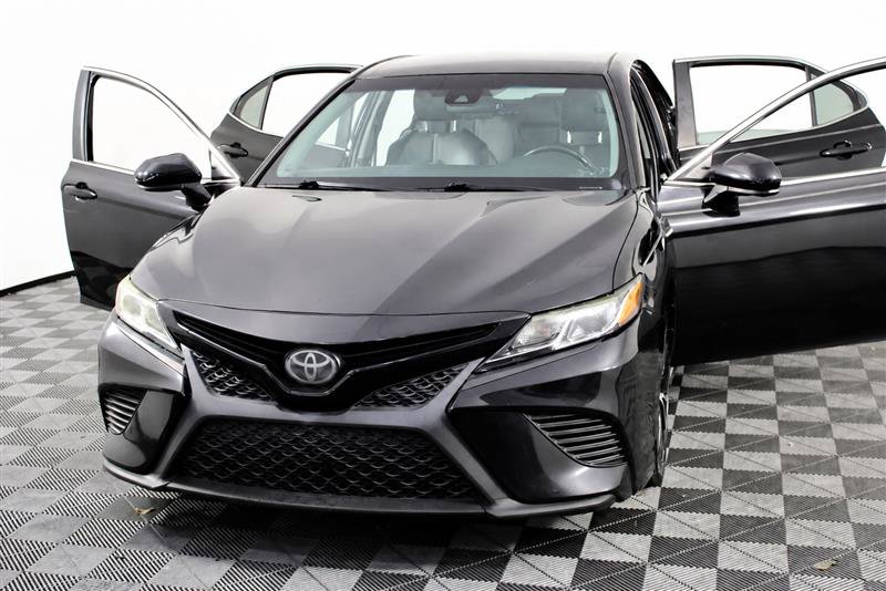 2019 Toyota Camry SE Image 2 of 41