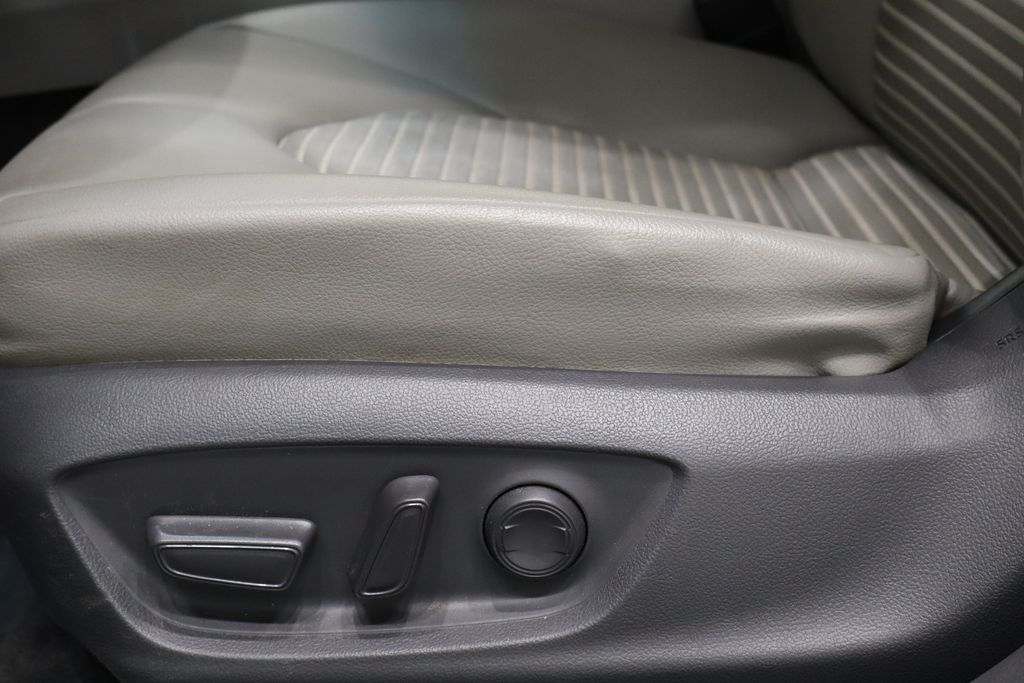 Vehicle image 14 of 35