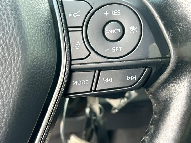 Vehicle image 19 of 25