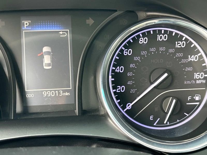 Vehicle image 21 of 25