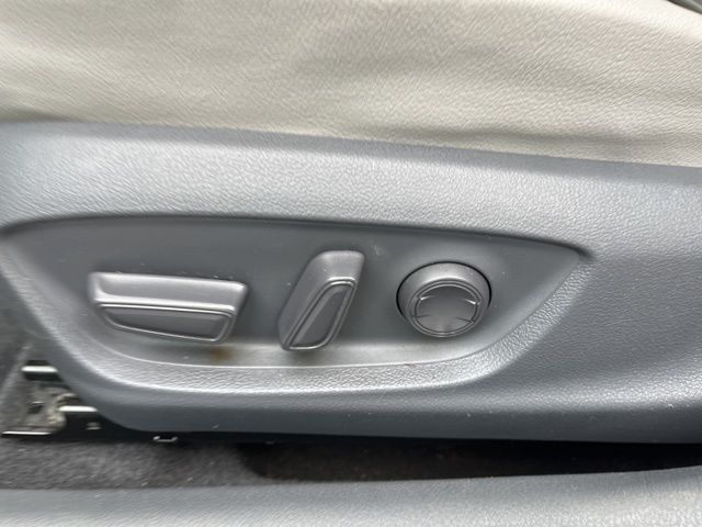 Vehicle image 17 of 29