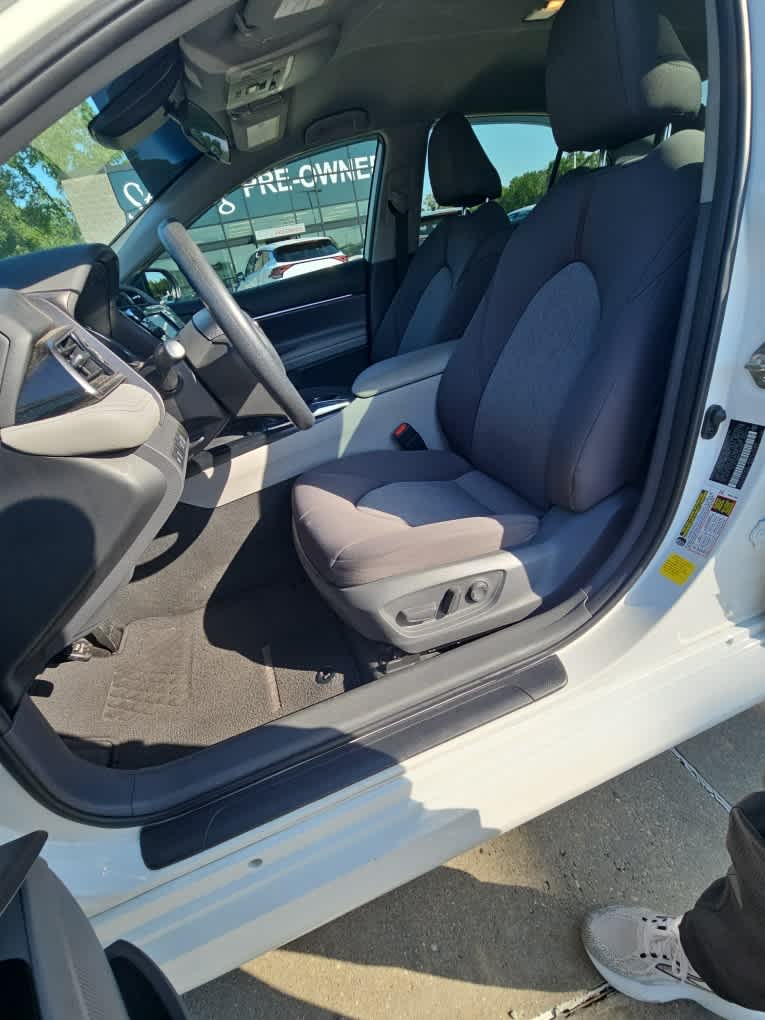 Vehicle image 14 of 16