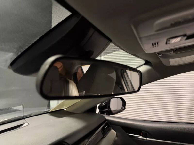 Vehicle image 31 of 58