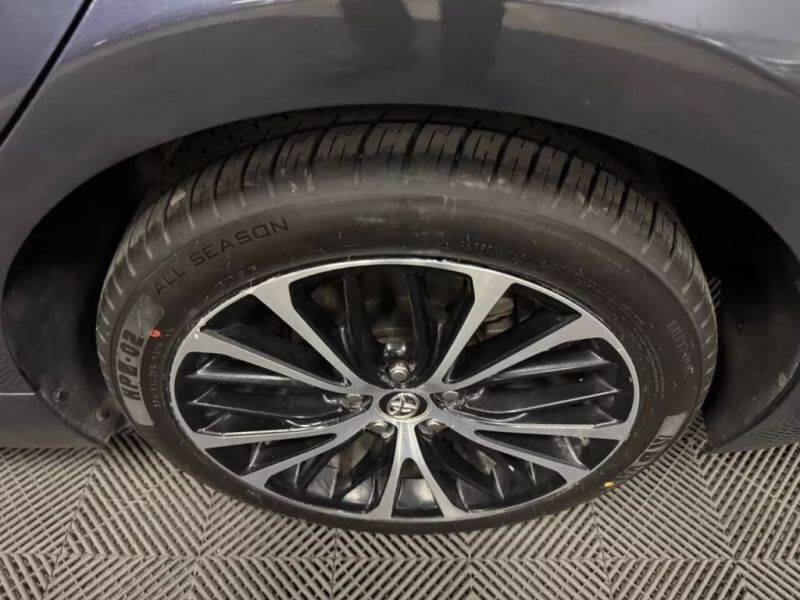 Vehicle image 21 of 58
