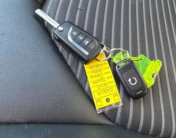 Vehicle image 27 of 43