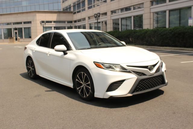 2019 Toyota Camry SE Image 3 of 28