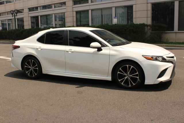 2019 Toyota Camry SE Image 2 of 28