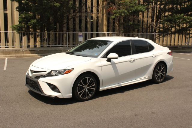 2019 Toyota Camry SE Image 1 of 28