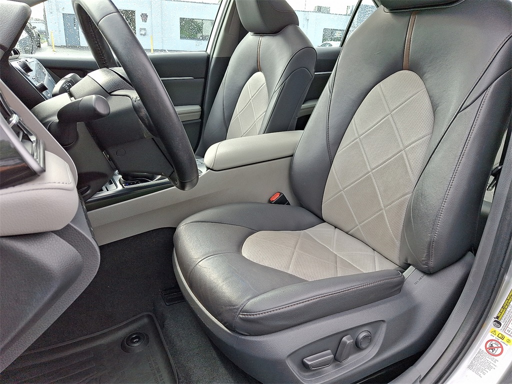 Vehicle image 13 of 41