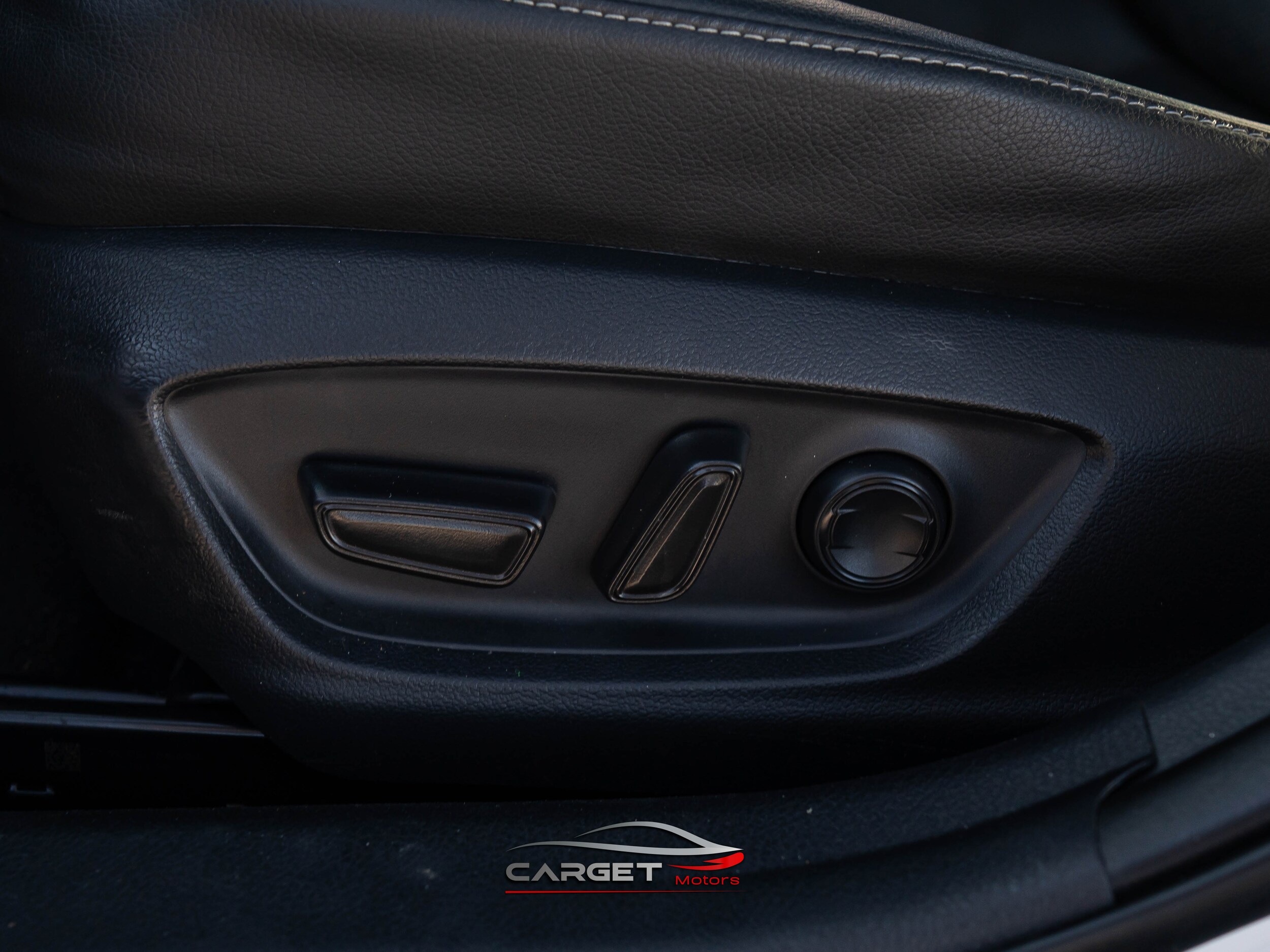 Vehicle image 32 of 43