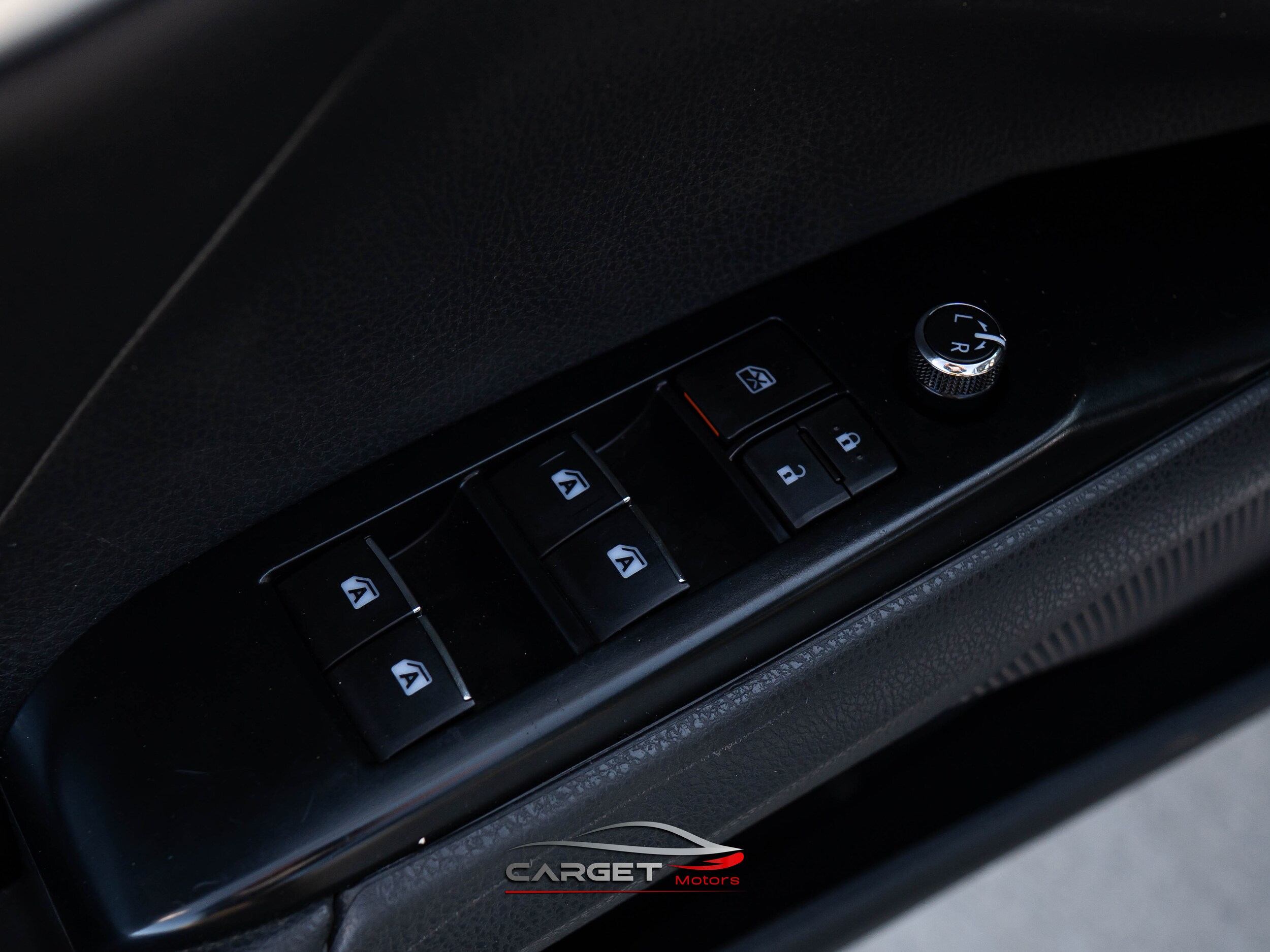 Vehicle image 33 of 43