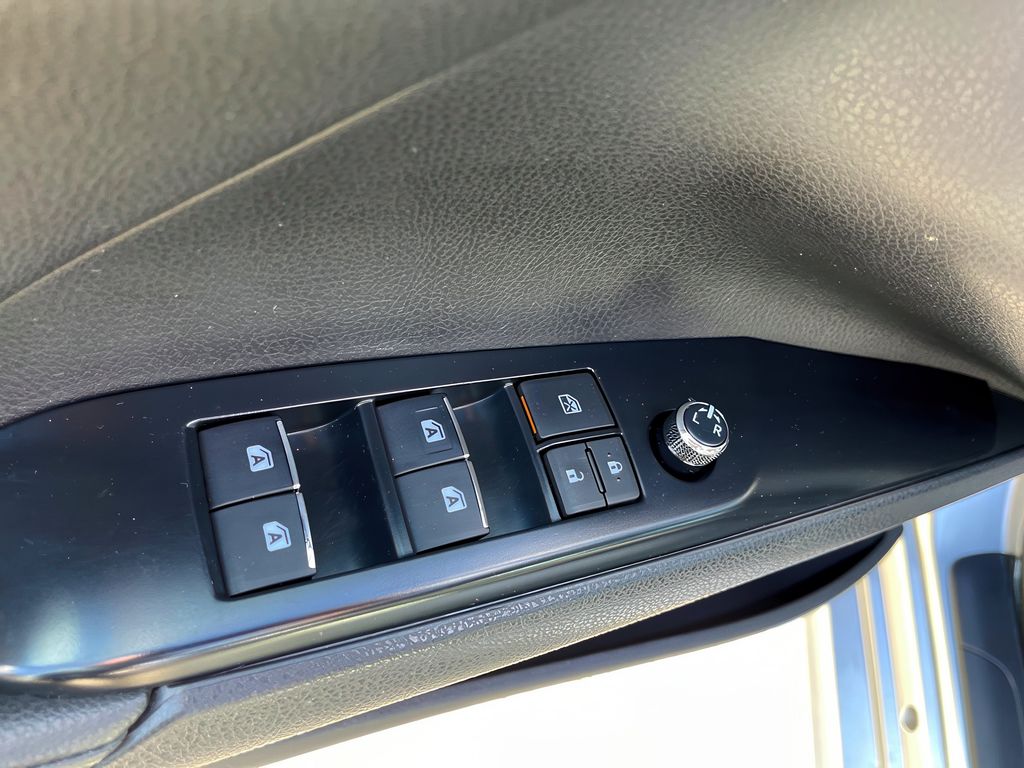 Vehicle image 18 of 39