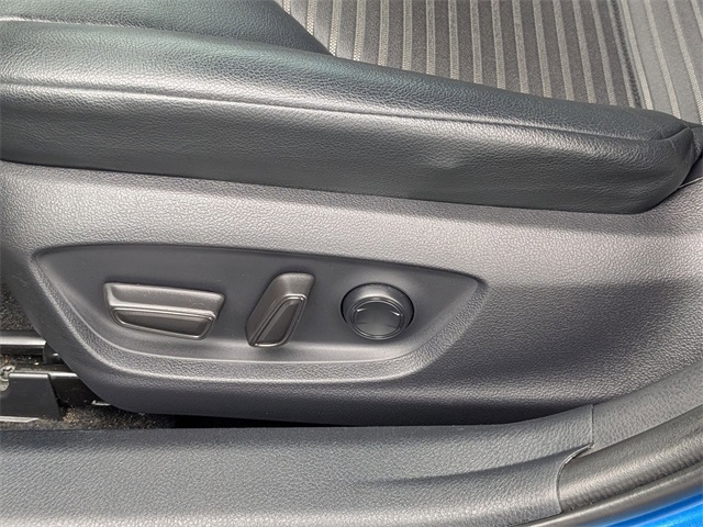 Vehicle image 16 of 40