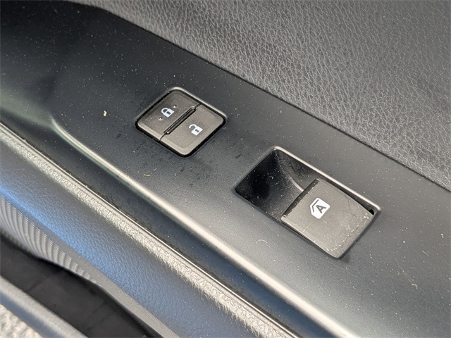 Vehicle image 35 of 40
