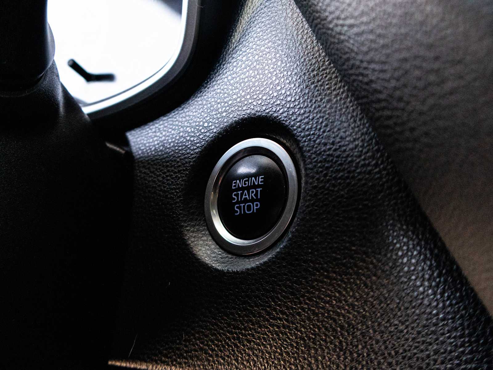 Vehicle image 32 of 38