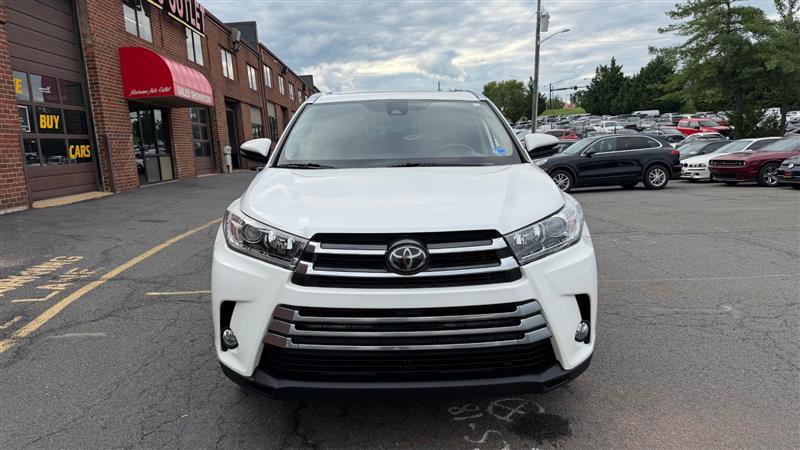2019 Toyota Highlander Image 2 of 39