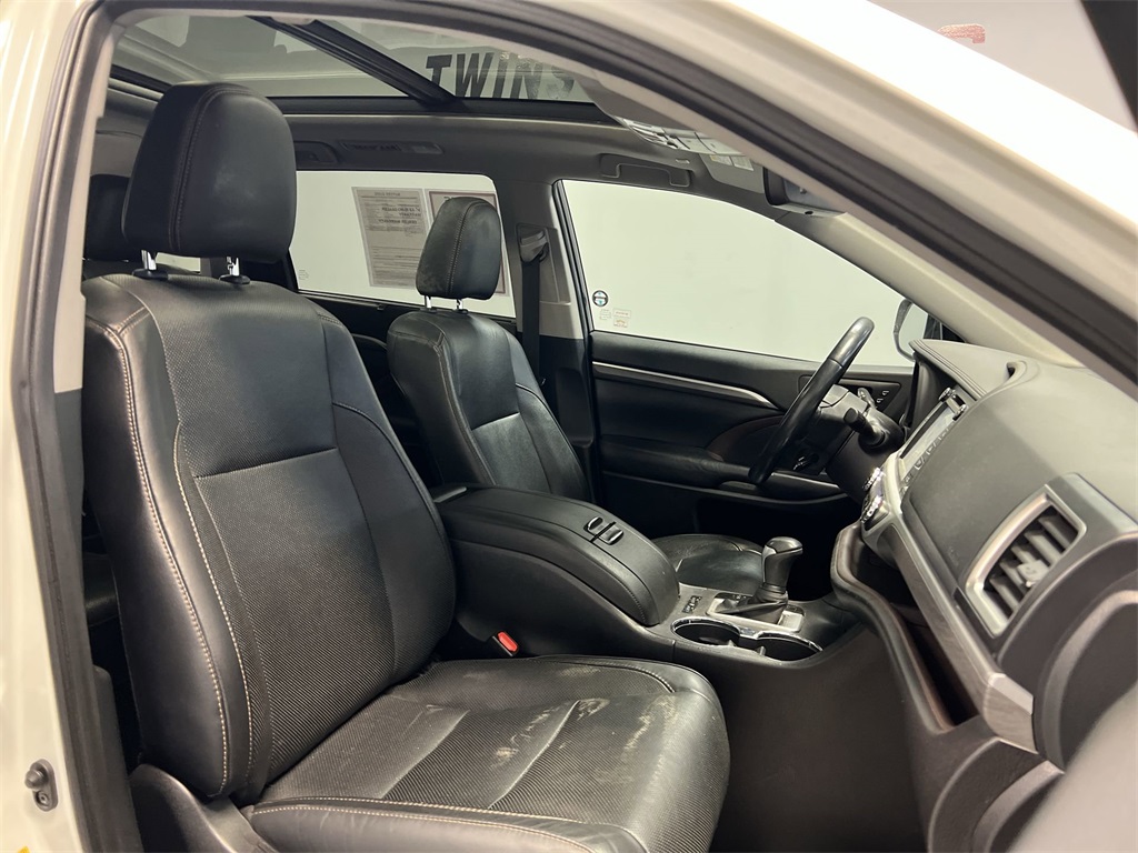 Vehicle image 25 of 32