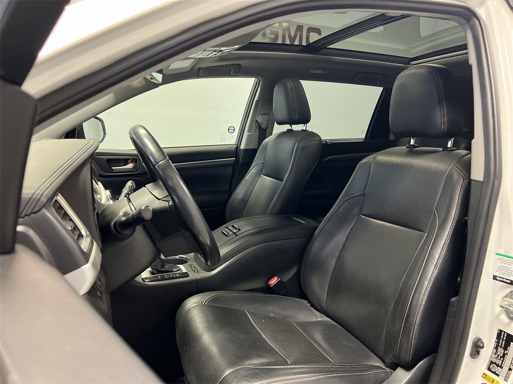 Vehicle image 18 of 32