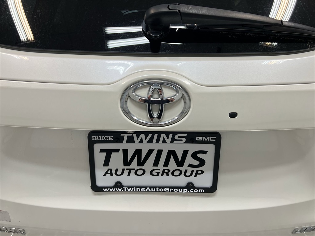 Vehicle image 28 of 32