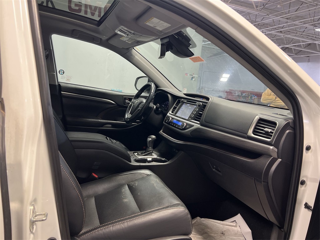 Vehicle image 26 of 32
