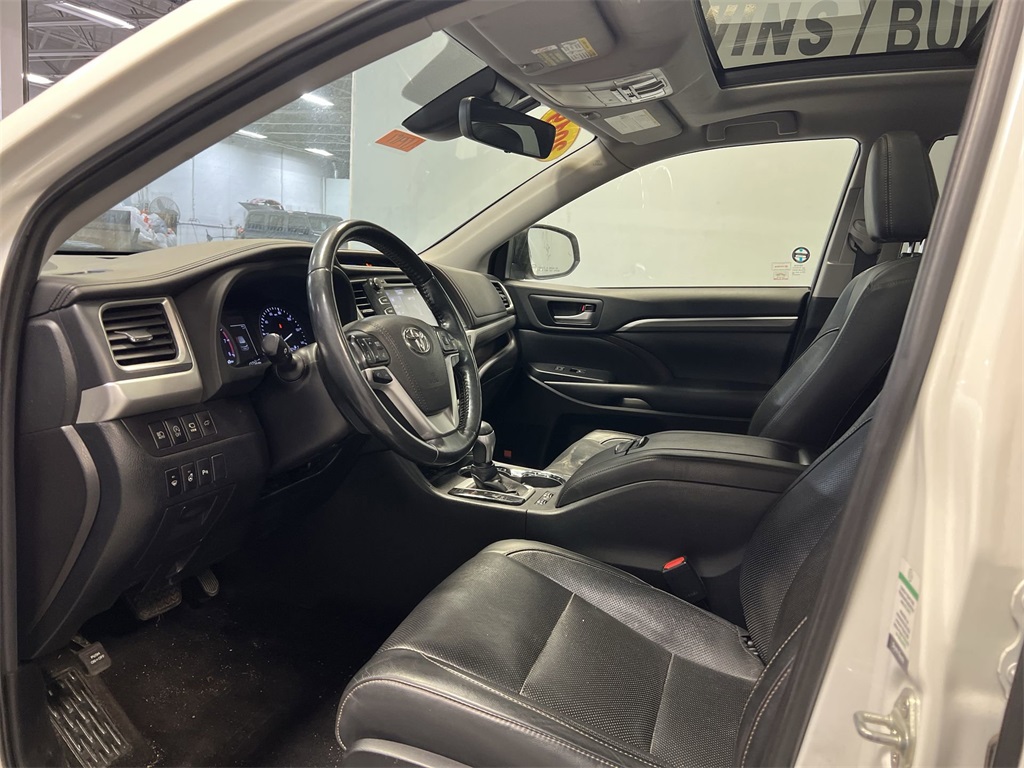Vehicle image 10 of 32