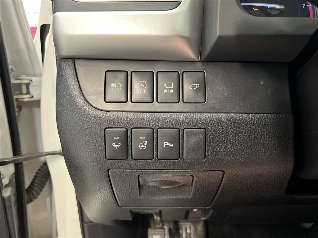Vehicle image 16 of 32