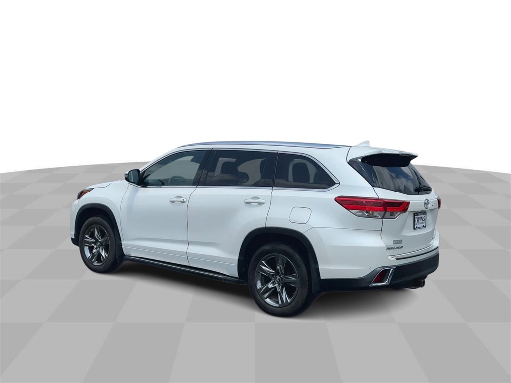 Vehicle image 8 of 32