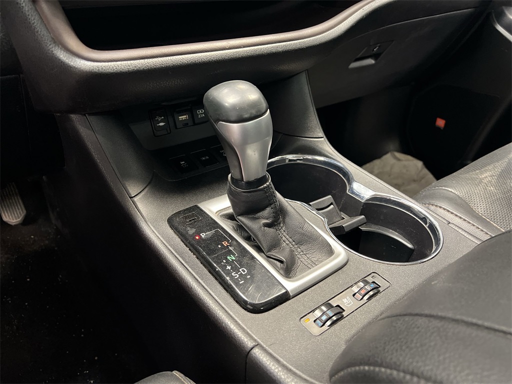 Vehicle image 15 of 32
