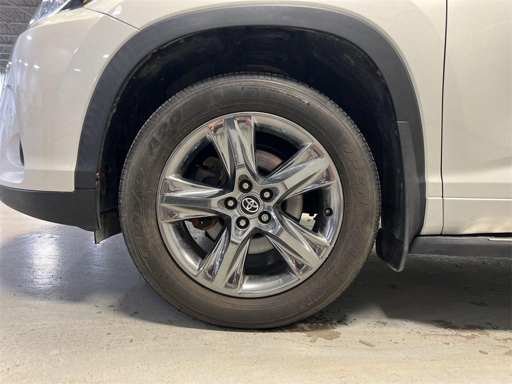Vehicle image 30 of 32