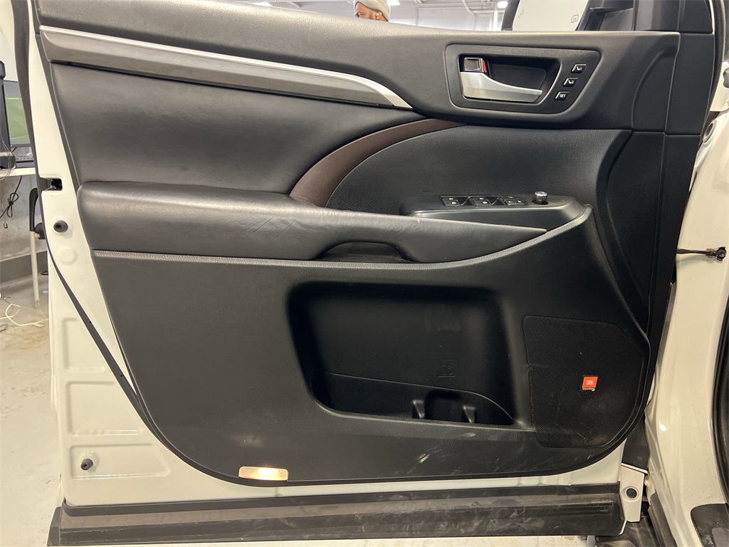 Vehicle image 20 of 32