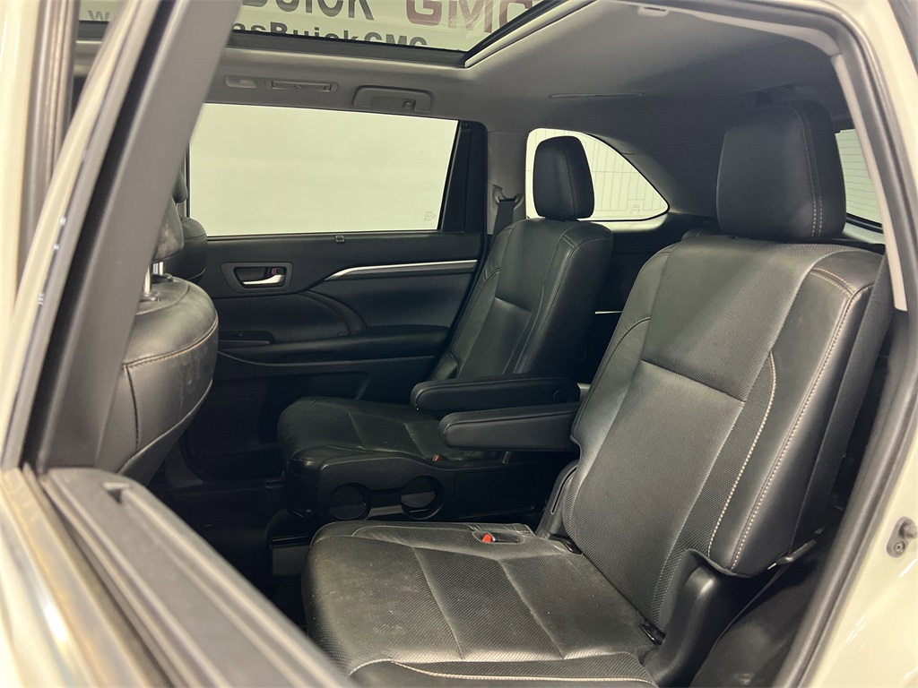 Vehicle image 23 of 32