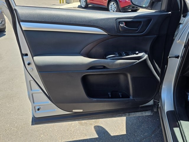 Vehicle image 32 of 40