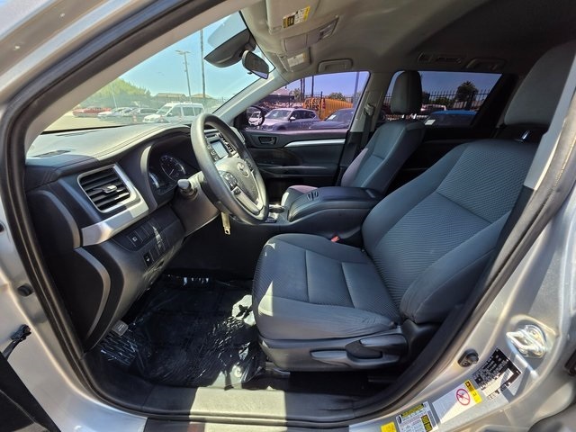 Vehicle image 17 of 40