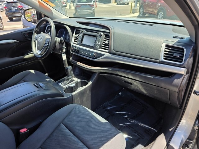 Vehicle image 19 of 40
