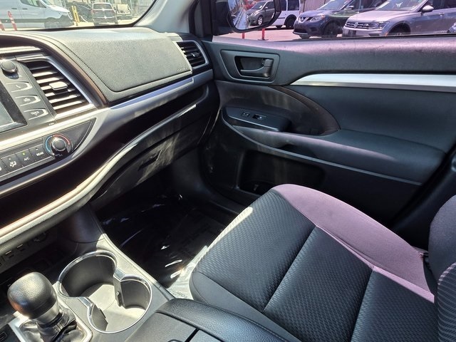 Vehicle image 23 of 40