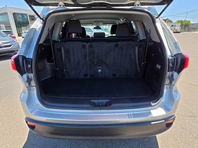 Vehicle image 10 of 40