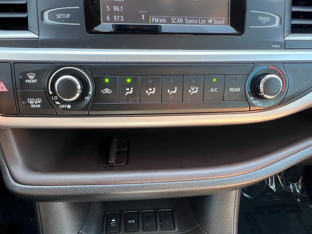 Vehicle image 23 of 33